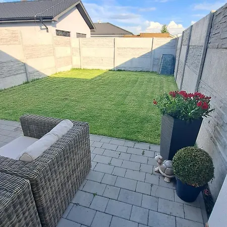 Lägenhet Moderny 2 Izbovy Dom So Zahradou A Terasou Blizko Bratislavy Slovensky Grob